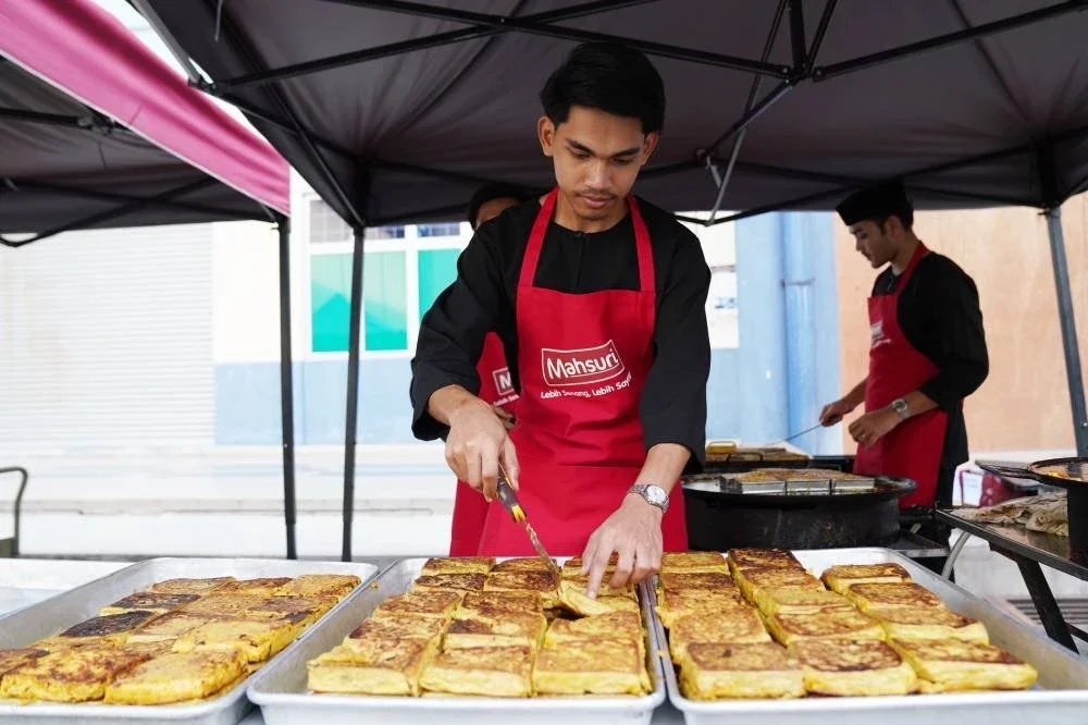 Seorang mahasiswa menyusun martabak yang siap dimasak pada Program Riuh Rewang Pelajar Mahsuri di UniKL MIAT, Dengkil.