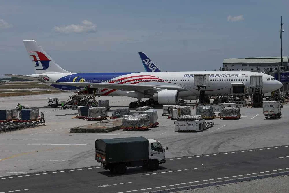 Pesawat Airbus A330-300 dengan nombor penerbangan MH8503 dari Jeddah membawa 163 rakyat Malaysia yang dievakuasi dalam Operasi Evakuasi Rakyat Malaysia dari Zon Konflik Asia Barat selamat tiba di Lapangan Terbang Antarabangsa Kuala Lumpur (KLIA) pada 12.32 tengah hari tadi. - Foto: Bernama 