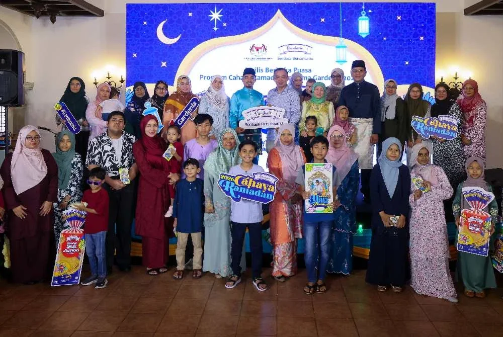 Nancy Shukri (tujuh kanan, barisan belakang) bergambar bersama keluarga asnaf yang menerima sumbangan pada Majlis Berbuka Puasa Program Cahaya Ramadan Bersama Gardenia 2026 di ISTAC IIUM, Kuala Lumpur hari ini. - Foto: Bernama
