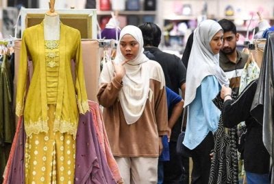 Fenomena membeli baju raya secara fizikal kembali meriah apabila pusat beli-belah dan butik dipenuhi pengunjung yang mahu mencuba sendiri pakaian - Gambar hiasan