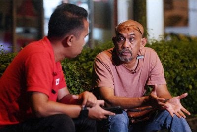  Azhan (kanan) ketika ditemu bual wartawan Sinar Harian.