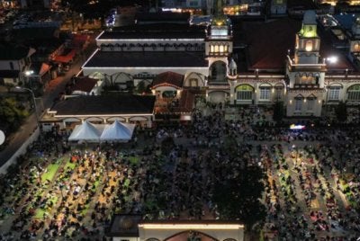 Lebih 2,000 umat Islam tidak melepaskan kesempatan untuk berbuka puasa di Masjid Muhammadi, Kota Bharu, Kelantan - Foto: Bernama