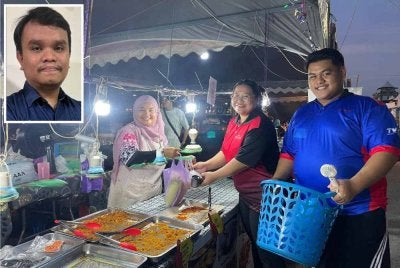 Peniaga menyerahkan makanan yang tidak terjual kepada sukarelawan program MySaveFood @ Bazar Ramadan di bazar Ramadan Masjid Setia Diraja Mukah, Sarawak. - Gambar kecil (Mohamad Amirrul)