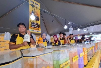 Nurshamime (dua dari kiri) ketika ditemui di tapak jualan minuman di Bazar Ramadan Stadium Perak, Ipoh.