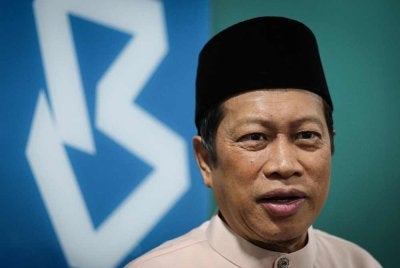 Ahmad Maslan ketika menjawab pertanyaan wartawan selepas rakaman satu temubual eksklusif di Wisma Bernama. Foto Bernama