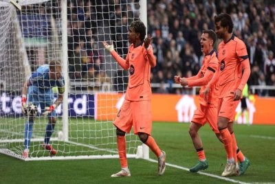 Yamal menyempurnakan penalti pada minit akhir perlawanan untuk Barcelona mengikat Newcastle 1-1 di Saint James' Park. FOTO: Agensi