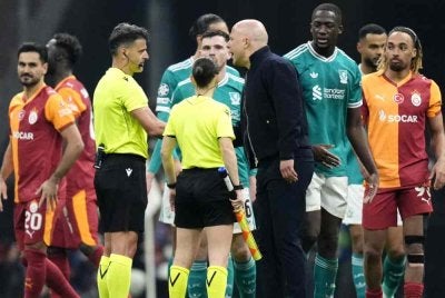Slot meluahkan ketidakpuasan terhadap mutu pengadilan kepada pegawai perlawanan selepas tamat aksi menentang Galatasaray di Istanbul. Foto Agensi