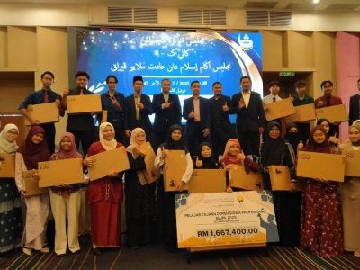Muhamad Assuwad (belakang, dua dari kanan) bersama penerima sempena Majlis Anugerah Kecemerlangan Pelajar Biasiswa dan Dermasiswa Profesional MAIPk di Hotel Casuarina@Meru Raya baru-baru ini.
Muhamad Assuwad (belakang, dua dari kanan) bersama penerima sempena Majlis Anugerah Kecemerlangan Pelajar Biasiswa dan Dermasiswa Profesional MAIPk di Hotel Casuarina@Meru Raya baru-baru ini.
