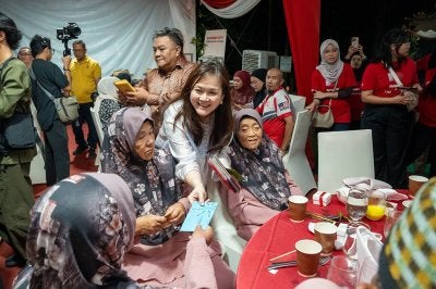Cheah (dua dari kanan) menyantuni warga emas pada Program Sinar Ramadan 2026 di Pusat Jagaan Impian Syimah (Jalan Kemuncak) Johor Bahru.