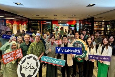 VitaHealth dan Watsons Malaysia meraikan pelancaran rasmi kempen 'Pilih Halal Pilih VitaHealth' bersama para KOL dan rakan media.