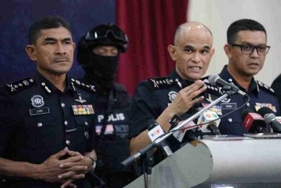 Shazeli (dua dari kanan) dalam sidang akhbar di Ibu Pejabat Polis Kontinjen (IPK) Selangor di Shah Alam pada Rabu.