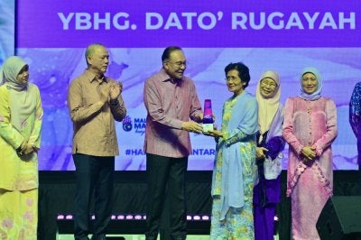 Anwar yang diiringi Fadillah (dua kiri) dan Nancy (kanan)menyampaikan Anugerah Ikon Wanita 2026 selepas perasmian Majlis SHWA2026 di MITEC, Kuala Lumpur pada Selasa.