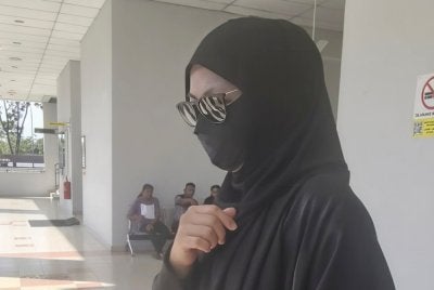 Azar Azmi hadir ke Mahkamah Sesyen Seremban bagi mengikuti prosiding kes suaminya yang berdepan dua pertuduhan menipu. 