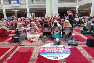 Peserta mula memenuhi ruang masjid sempena World #Quran Hour di Masjid Sultan Haji Ahmad Shah UIAM, di sini, pada Rabu.