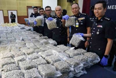 Shazeli (tiga dari kanan) menunjukkan antara bungkusan dadah yang dirampas menerusi siri operasi dijalankan dalam sidang akhbar di Ibu Pejabat Polis Kontinjen (IPK) Selangor, di Shah Alam pada Rabu.