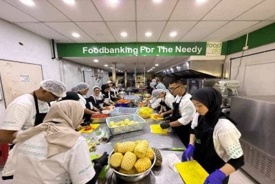 Lebih 100 sukarelawan Lotus’s #KitakanJiran menyediakan 1,400 hidangan untuk penunggang penghantaran di sekitar Kelantan, Pulau Pinang dan Lembah Klang
