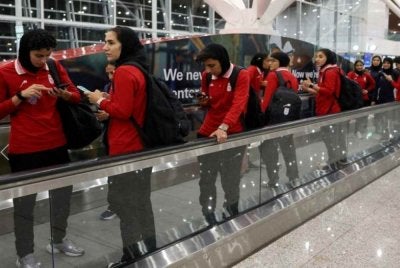 Pemain skuad bola sepak wanita Iran yang menyertai kempen Piala Asia di Australia tiba di Malaysia pada pagi Rabu. Foto Bernama 