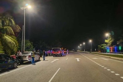 Lokasi kemalangan di Kilometer 54 Jalan Klang–Teluk Intan, Sungai Besar pada Selasa.