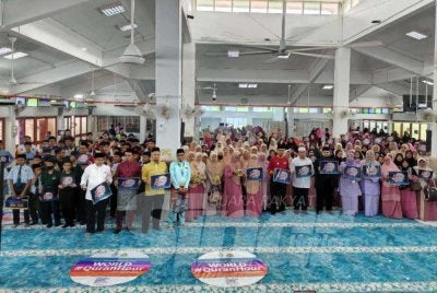 Mohd Sukki (tengah, berbaju putih) bersama sebahagian peserta World #QuranHour Pulau Pinang 2026 yang berlangsung di lokasi utama, Masjid Daerah Seberang Perai Selatan pada Rabu.