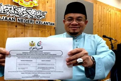 Hilmi menunjukkan contoh notis mengarahkan semua kompleks beli-belah dan pasar raya di negeri ini menutup operasi sepenuhnya pada satu Syawal bagi memberi ruang kepada pekerja menikmati sambutan Aidilfitri bersama keluarga.