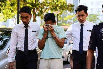 Suami kepada Azar Azmi, Mohd Apri Hazreen Mohd Aziz, 41, mengaku tidak bersalah di Mahkamah Sesyen di sini hari ini atas pertuduhan memperdaya seorang lelaki bagi mendapatkan tanah kurniaan yang tidak wujud membabitkan kerugian RM270,811, tahun lepas.Foto Bernama
