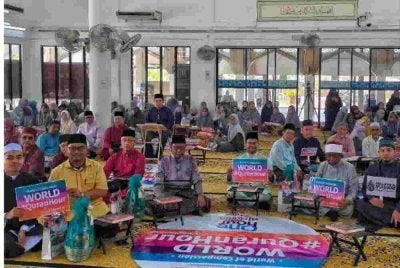 Ahmad Khirrizal (tengah) dan Abdul Rahman (dua kanan) turut sama dalam World #QuranHour peringkat negeri Pahang bergambar kenangan bersama plakad program di Masjid Sultan Ahmad Shah Sungai Isap, dk sini pada Rabu.