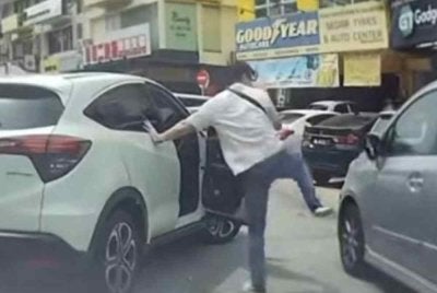 Tular video di media sosial memaparkan seorang individu bertindak mematahkan cermin sisi sebuah kenderaan di di sekitar kawasan Cheras, Kuala Lumpur.