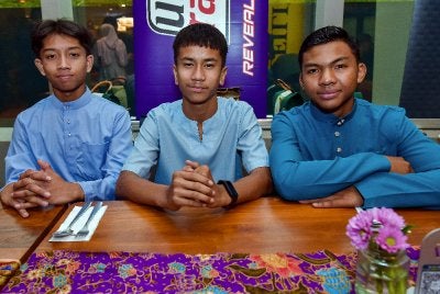 Pelumba muda negara, Qabil Irfan Azlan (kiri), Qayyim Razin Razali (tengah) dan Hakim Danish semasa Majlis Berbuka Puasa Rakan-Rakan MKA di Banglow 289 IOI City Mall, pada Selasa. Foto: Bernama
