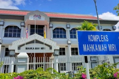 Tertuduh didakwa telah memuat naik komen yang mencerca dan menghina ayat suci al-Quran serta Allahyarham Tun Abdullah pada hantaran Facebook Astro Awani berkaitan berita pemergian beliau. - Gambar hiasan