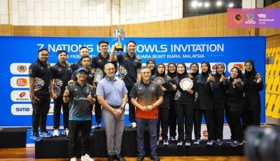 Presiden Persekutuan Lawn Bowls Malaysia, Datuk Awalan Abdul Aziz dan Pengarah Urusan Kumpulan SD Guthrie Berhad, Mohd Haris Mohd Arshad bersama pemenang wakil Malaysia dalam acara 7 Nations Lawn Bowls Invitation Championship 2026.