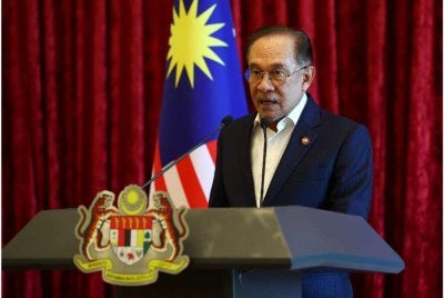 Anwar bercakap pada sidang akhbar selepas Mesyuarat Jemaah Menteri di Pejabat Perdana Menteri, Bangunan Perdana Putra hari ini - Foto: Bernama