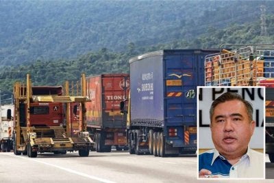Kementerian Pengangkutan melalui Jabatan Pengangkutan Jalan (JPJ) akan menguatkuasakan larangan ke atas kenderaan berat menggunakan jalan raya pada 19 dan 20 Mac serta 28 dan 29 Mac ini - Gambar kecil (Anthony Loke)