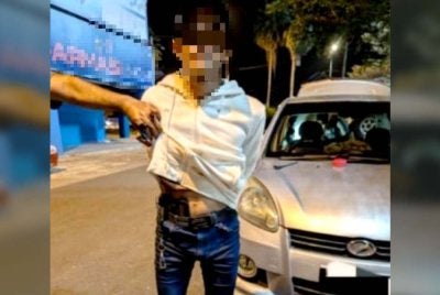 Antara suspek yang menyamar sebagai anggota polis dalam satu serbuan di Kampung Pasir Pekan, Wakaf Bharu, Tumpat pada Ahad. FotoPGA