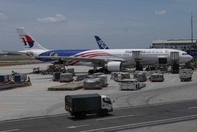 Pesawat Airbus A330-300 dengan nombor penerbangan MH8503 dari Jeddah membawa 163 rakyat Malaysia yang dievakuasi dalam Operasi Evakuasi Rakyat Malaysia dari Zon Konflik Asia Barat selamat tiba di Lapangan Terbang Antarabangsa Kuala Lumpur (KLIA) pada 12.32 tengah hari tadi. - Foto: Bernama 