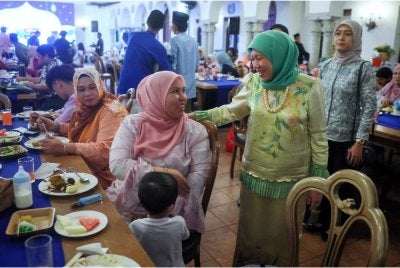 Nancy Shukri (kanan) beramah mesra dengan keluarga asnaf yang hadir pada Majlis Berbuka Puasa Program Cahaya Ramadan Bersama Gardenia 2026 di ISTAC IIUM, Kuala Lumpur hari ini. - Foto: Bernama