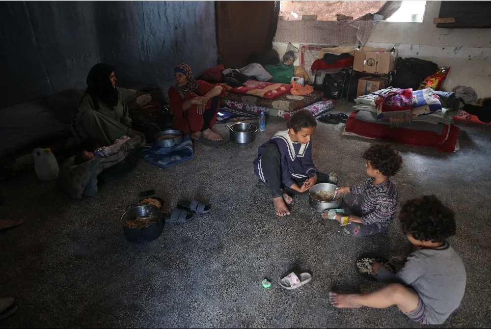 Keadaan serba daif buat wanita Gaza untuk membesarkan anak-anak. Foto AFP
