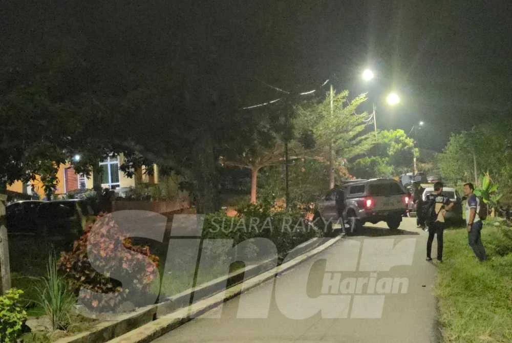 Kenderaan polis forensik memasuki rumah mangsa.