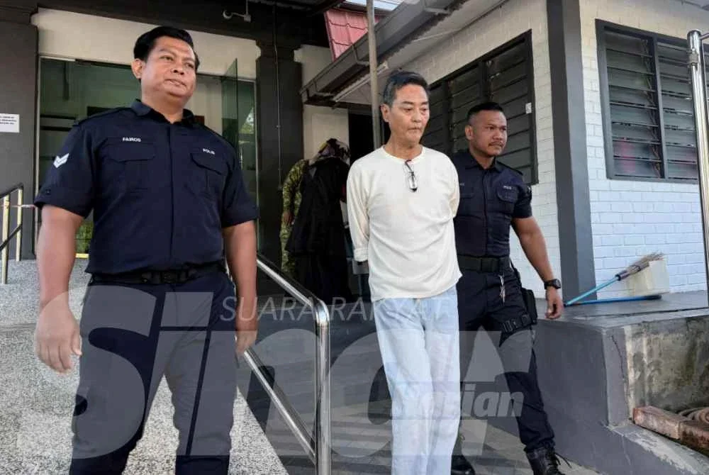 Jean Yee (tengah) mengaku bersalah atas pertuduhan cuba membunuh isterinya di Mahkamah Sesyen Kluang.