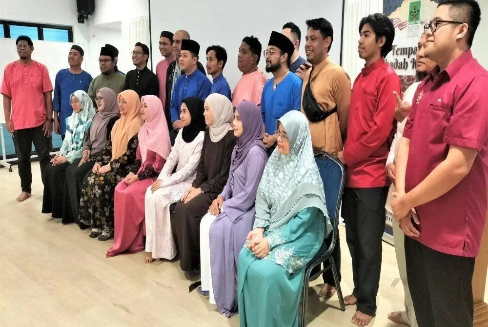 Ahli-ahli Persatuan Pembangunan Usahawan Produktif, Skuad AADK Daerah Petaling dan MAYC Kawasan Subang Jaya bergambar kenang-kenangan selepas berjaya menganjurkan program Iftar Kasih Dan Harapan – Secebis Rezeki Sejuta Erti di Shah Alam pada Rabu.