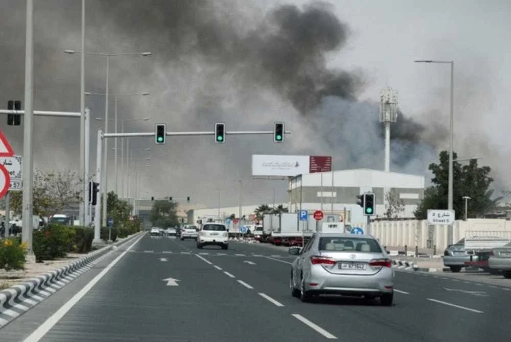 Asap berkepul selepas serangan peluru berpandu Iran, seperti yang dilihat dari Doha, Qatar. Foto Reuters