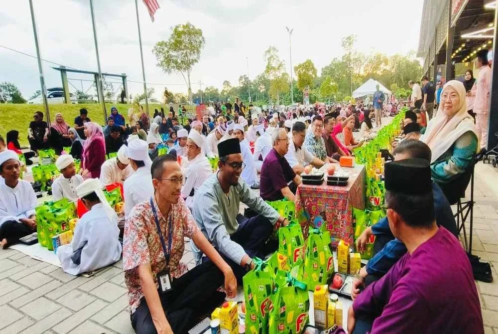 Fuziah bersama orang ramai menunggu waktu berbuka puasa sempena Program Jelajah Iftar Sinar Mydin di Dataran Mydin Jengka pada Rabu.