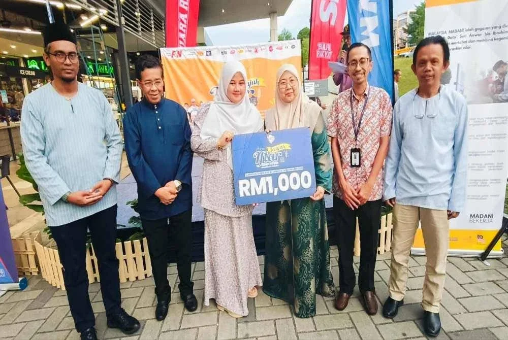 Fuziah menyampaikan sumbangan kepada wakil Madrasah Darul Uloom Jengka 11 sempena Program Jelajah Iftar Sinar Mydin 2026 di Mydin Jengka pada Rabu.