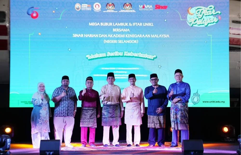 Wakil daripada pihak yang terlibat dalam menjayakan Program Mega Bubur Lambuk & Iftar UniKL Bersama Sinar Harian Dan Akademi Kenegaraan Malaysia (Negeri Selangor) yang diadakan di UniKL MIAT pada Selasa.