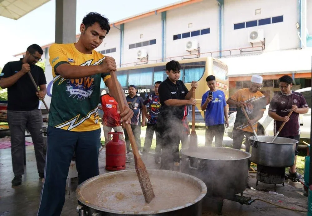 Pelajar UniKL terlibat dalam mengacau bubur lambuk.