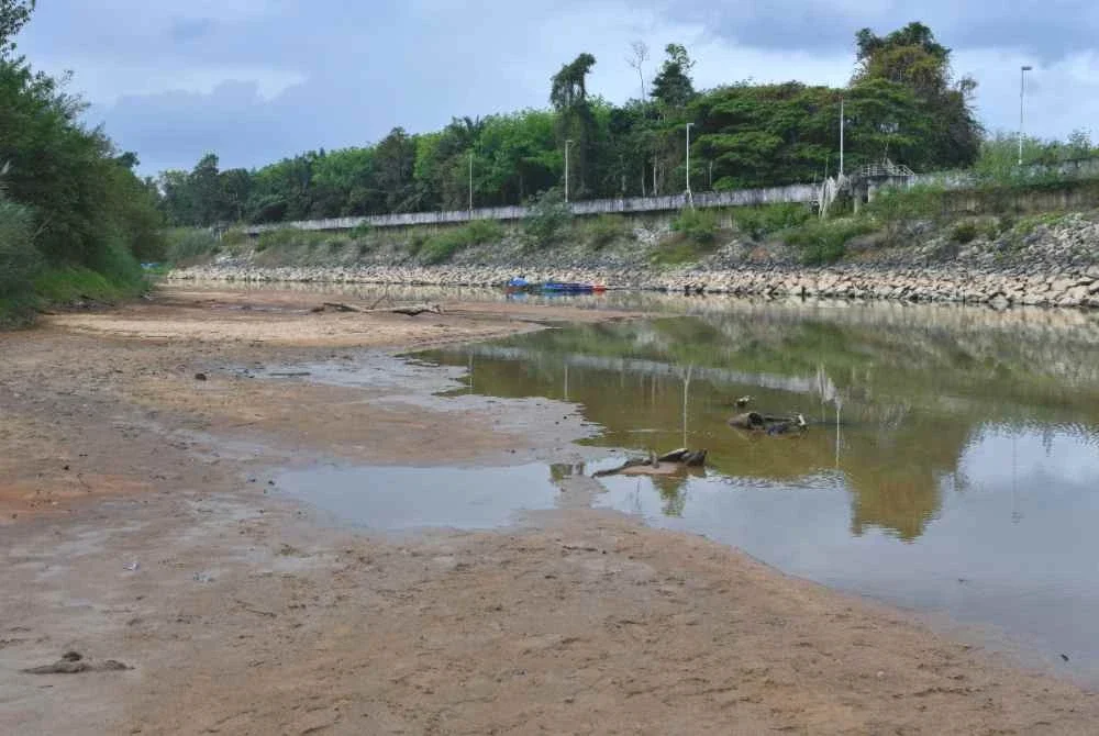 Keadaan air Sungai Golok yang surut berikutan cuaca panas berdekatan Pos Ibrahim Pencen. Foto Bernama