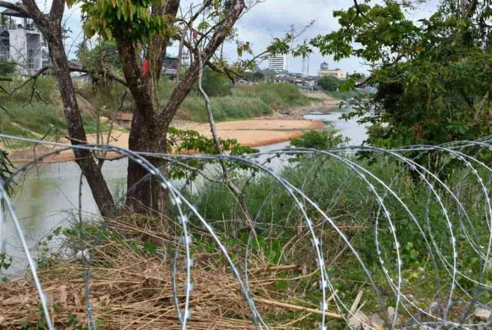 Pemasangan pagar di beberapa lokasi di sepanjang sempadan itu menyebabkan pergerakan menyeberangi sungai tidak lagi berlaku seperti sebelum ini.