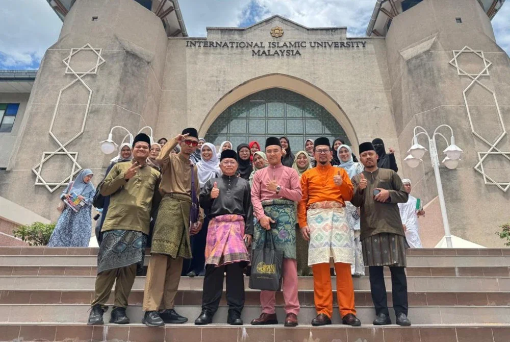 Seramai 42 warga kerja KTMB mengambil peluang turut serta dalam WQH 2026 bersama Ketua Pasukan Rasuah Busters, Datuk Hussamuddin Yaacub (tengah).