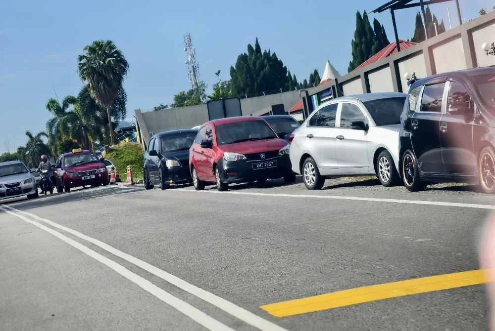 Bahagian luar Pejabat JIM Senawang penuh dengan kenderaan yang mengambil peluang PRM 2.0