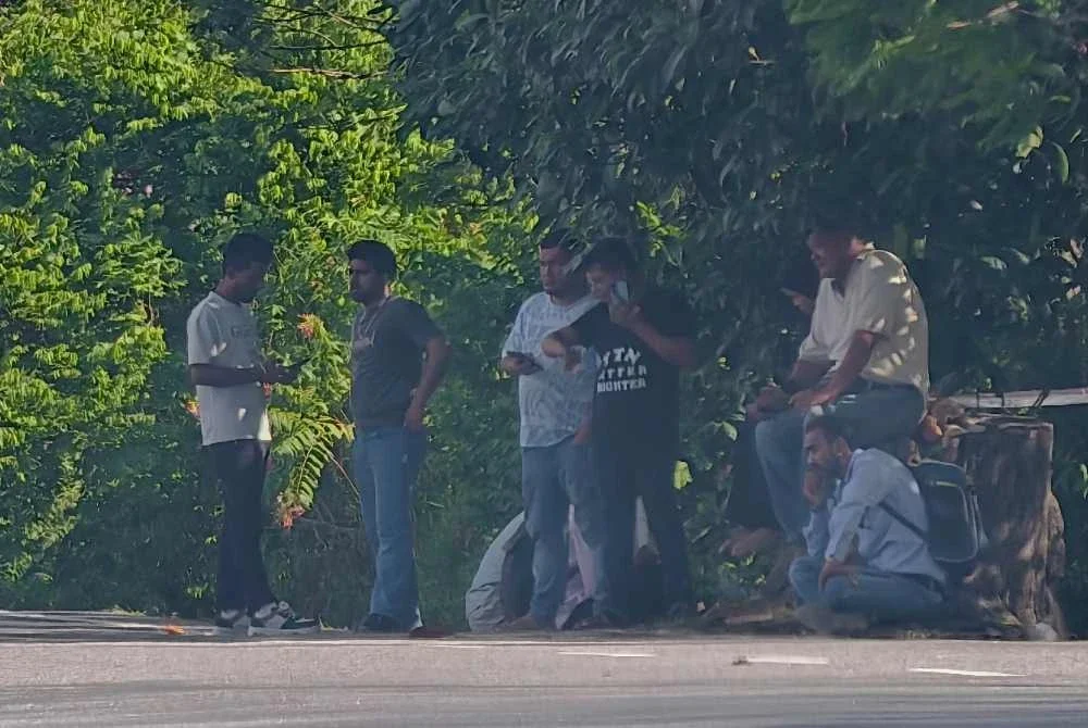 Warga Bangladesh menunggu giliran membuat permohonan pulang secara sukarela tanpa pendakwaan menerusi PRM 2.0 di Pejabat JIM Senawang