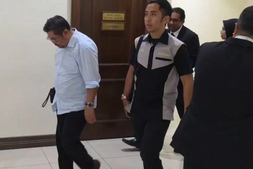 Tertuduh (hadapan) ketika hadir di Mahkamah Sesyen Kota Kinabalu.